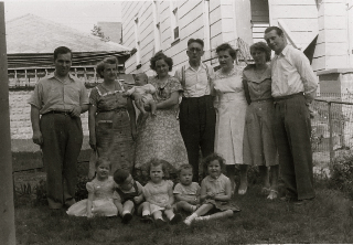 Hedwig (nee Tomasch) Fröhlich and family
